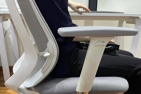 符合人体工学设计的电脑椅
