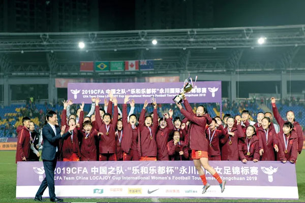 安德斯特定制“中国红”座椅，为中国女足助阵，锦标赛夺冠！